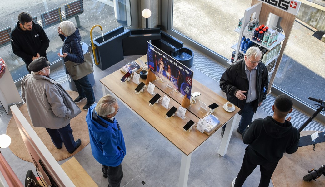 Blick von der Galerie hinunter auf die Zone Beratung und Information. 