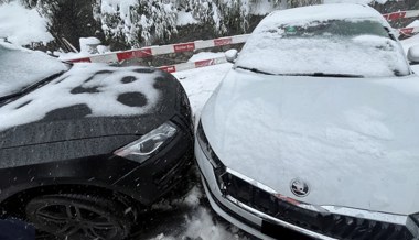 Auf schneebedeckter Fahrbahn die Kontrolle verloren