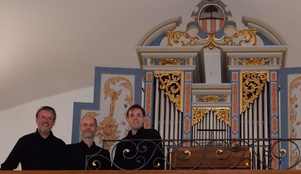  Das Vorarlberger Trio vor der historischen Abbrederis-Orgel in der Kirche Sax. 