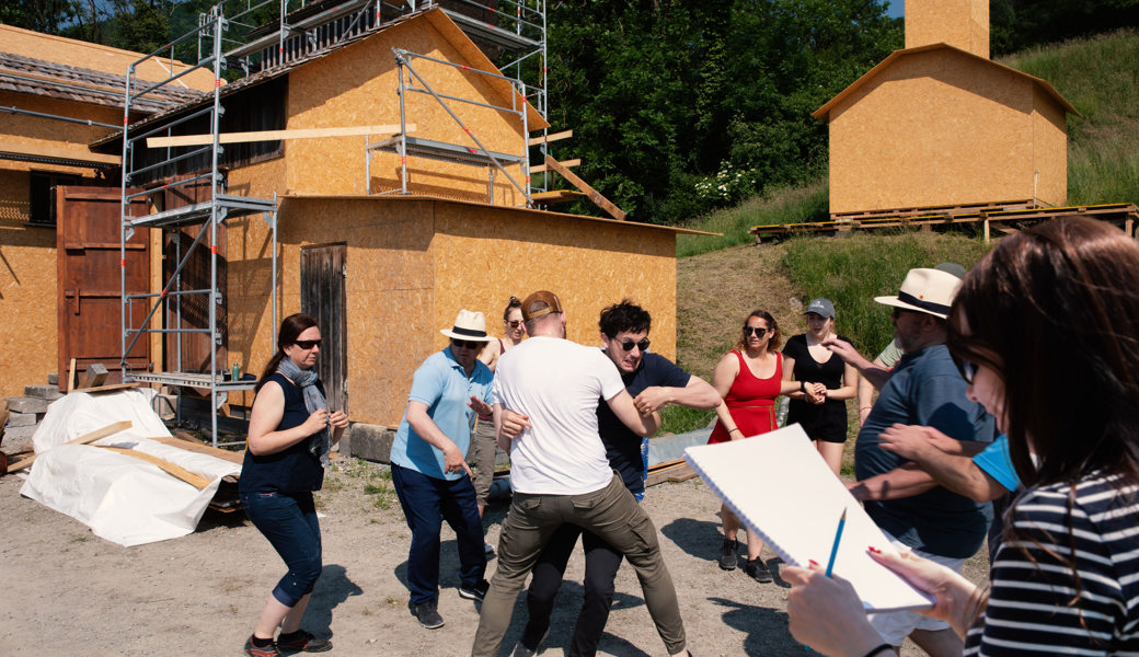 Die ersten Schweisstropfen rannen bereits beim Handgemenge unter der kontrollierten Leitung der Werdenberger Regisseurin Simona Specker (rechts).