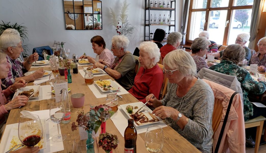  Die Feldmeitle trafen sich zu einem Mittagessen. 