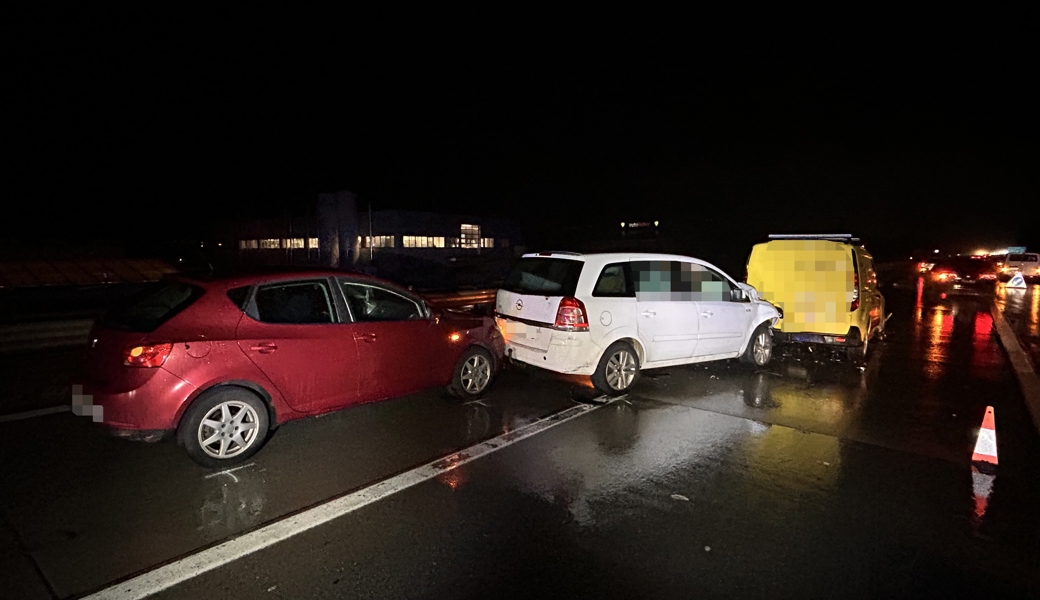 Die Fahrzeuge wurden durch die Kollision ineinander geschoben.