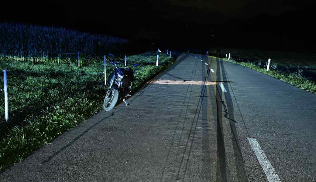 Der Motorradfahrer wurde beim Unfall verletzt. 