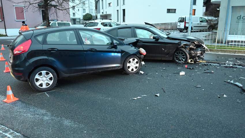 Bei der Kollision wurden Fahrerin und Fahrer verletzt.