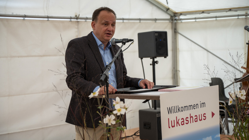 Der Grabser Gemeindepräsident Niklaus Lippuner bei seiner Ansprache im Festzelt.