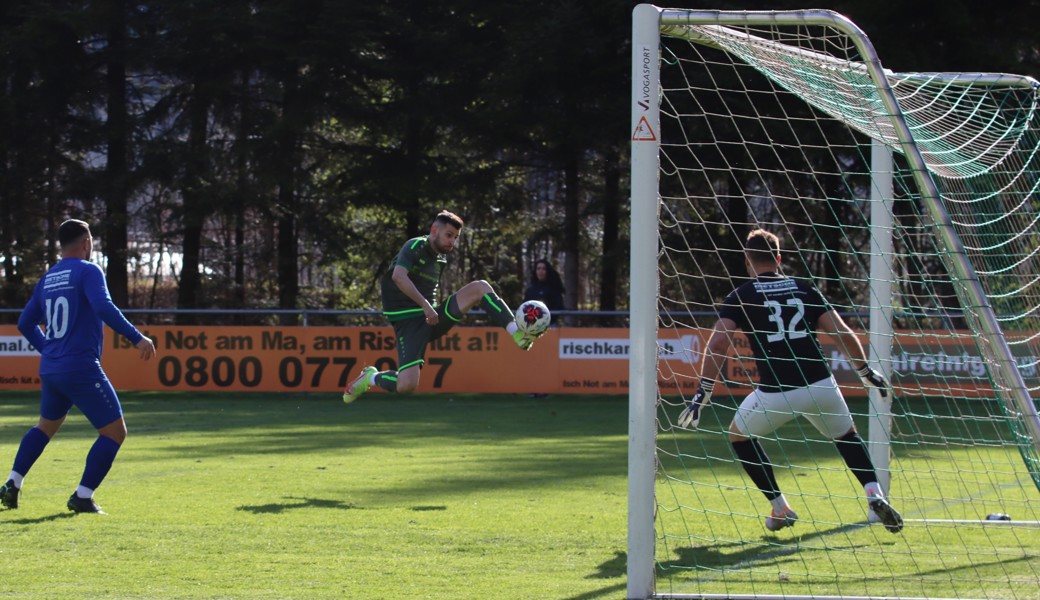 In der 17. Minute trifft Mentor Memeti herrlich zum 1:0 für den FC Buchs.