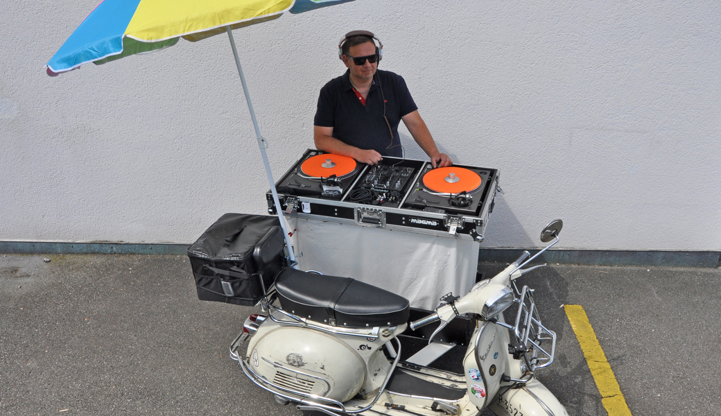 Ganz in seinem Element: der Buchser Patrik Kleger alias DJ Mista Klegazz am DJ-Pult im Seitenwagen seiner Vespa.