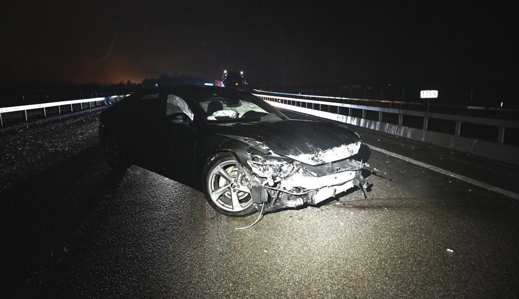 30'000 Franken Schaden an Auto und Leitplanke: Unfall auf der A13.