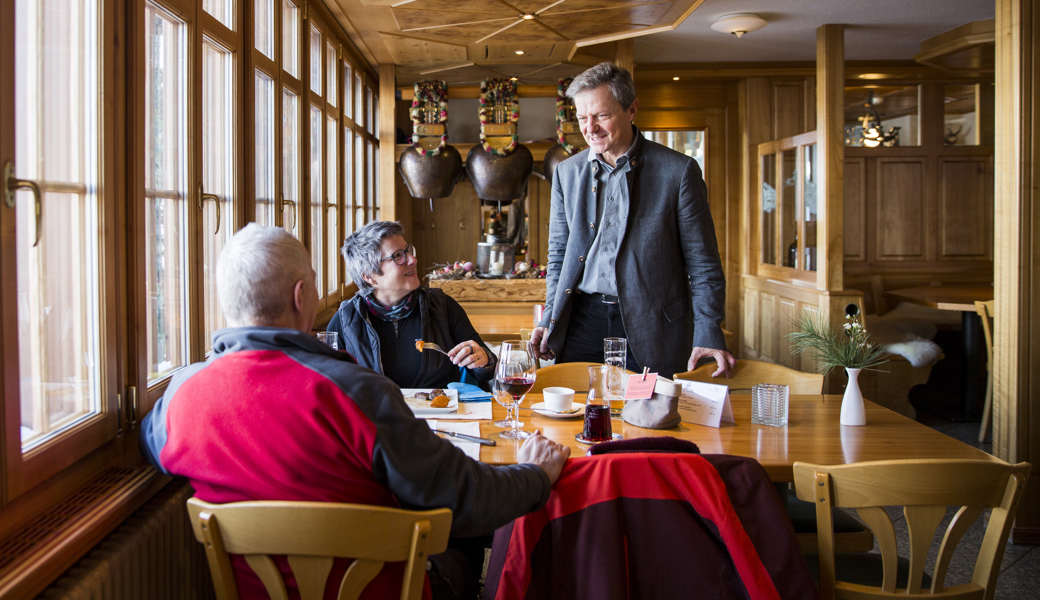 Roland Stump schaut in seinem Hotel Stump's Alpenrose in Wildhaus nach dem Rechten.