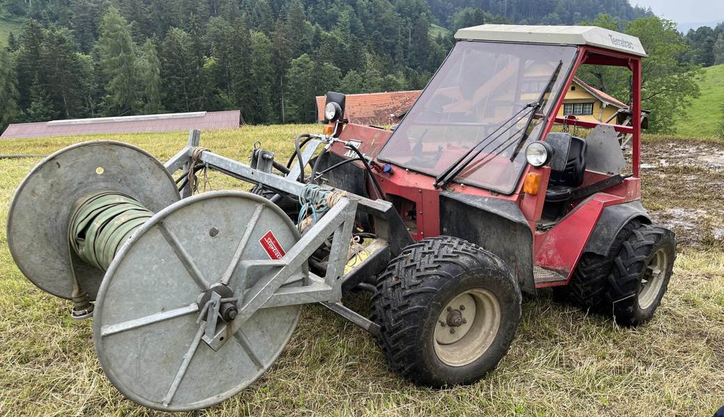 Der Fahrer geriet aus unklaren Gründen unters Doppelrad hinten rechts.