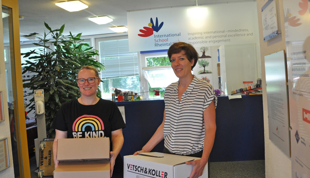 Packen mit an: ISR-Direktorin Liz Free und Friederike Geiselberger, Kommunikationsverantwortliche.