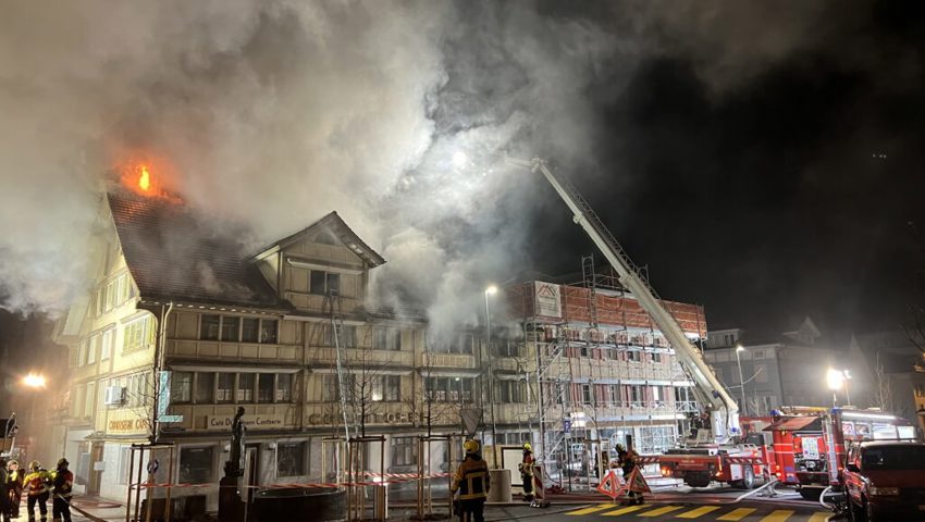  Das Feuer breitete sich schnell aus und griff auf den Dachstock über. 