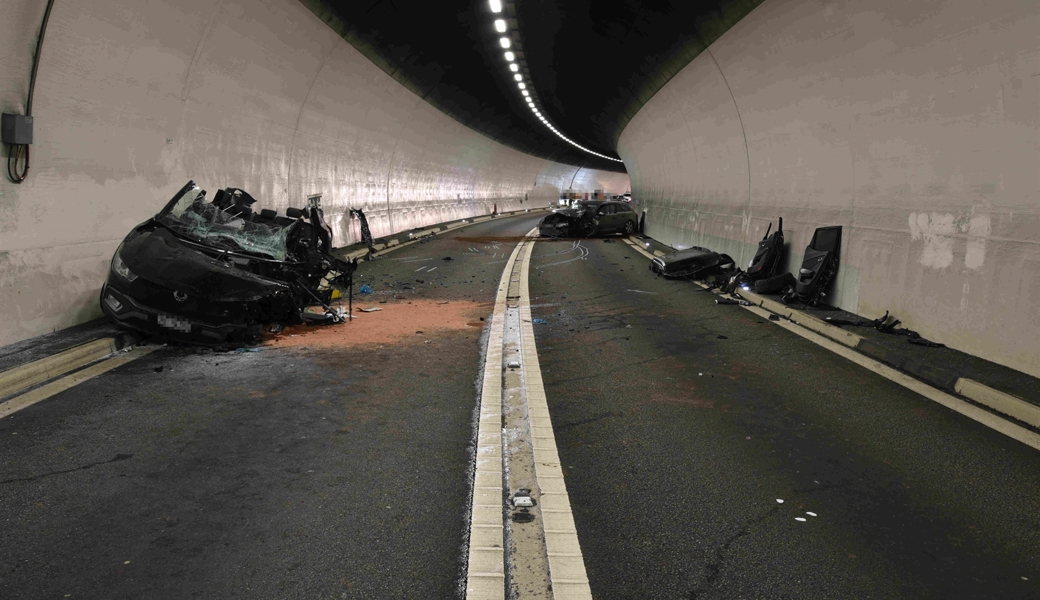 Frontalkollision in Viamalatunnel: 32-jähriger Mann und schwangere Frau verletzt