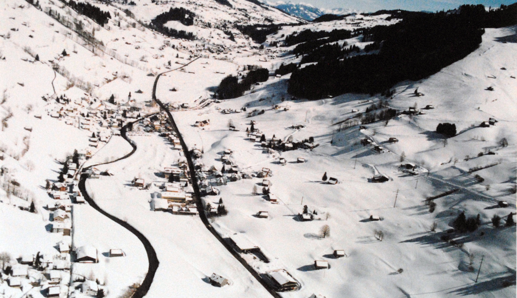 Gewaltige Schneemassen legten sich im Februar 1999 übers Toggenburg. Unsere Aufnahme zeigt Alt St. Johann mit Blick in Richtung Wildhaus.