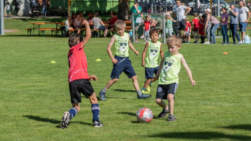  350 Schülerinnen und Schüler kämpften um jeden Ball. 