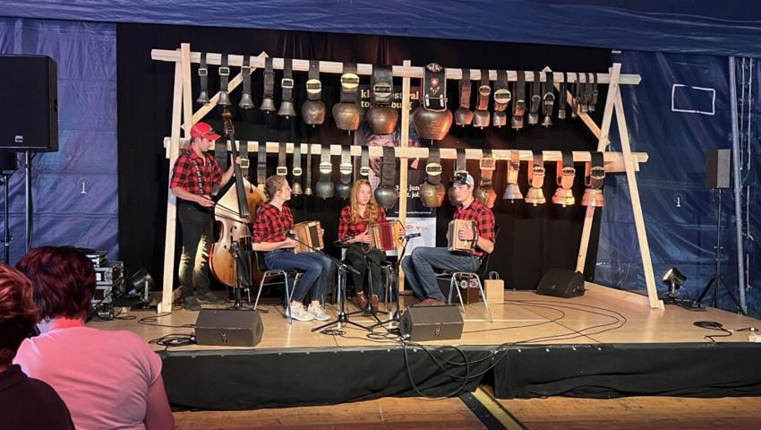  Vor dem Konzert im Zelt: die Silberhornörgeler Berneroberland.