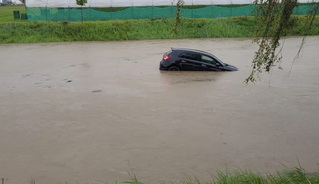  Ein Auto verschwindet nach und nach im Binnenkanal in Widnau. 