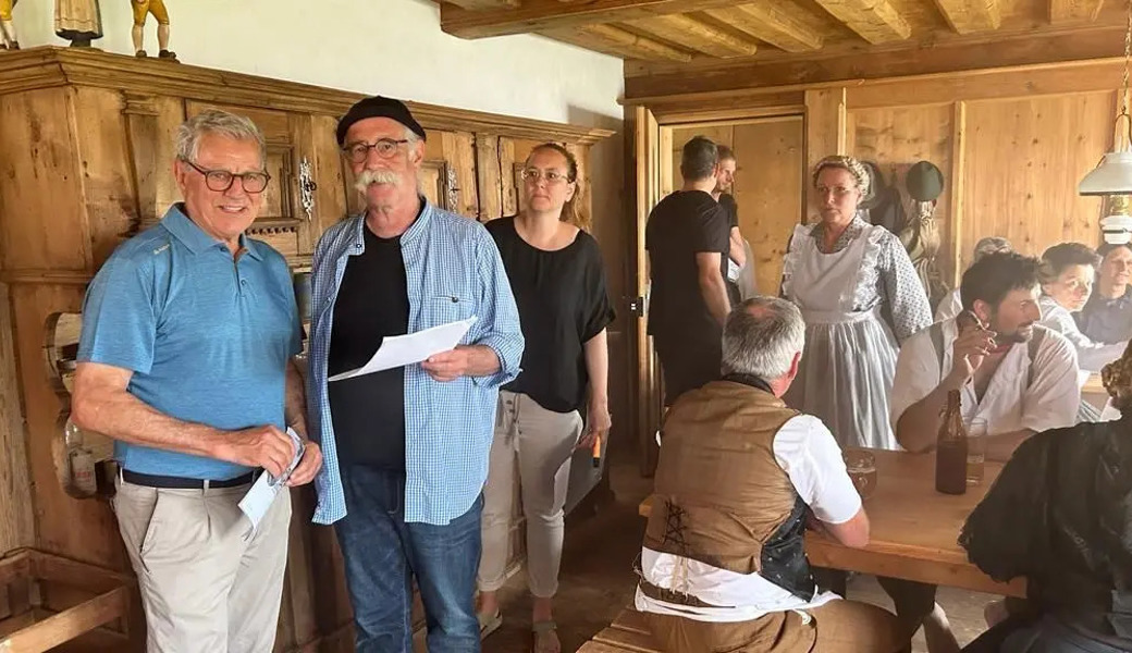 Victor Rohner (l.) und Kuno Bont besprechen sich ein letztes Mal, bevor die Klappe fällt.