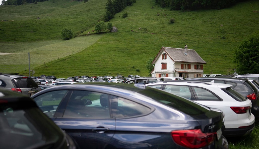 Ein gewohntes Bild an schönen Tagen: Ein überfüllter Parkplatz in Wasserauen.