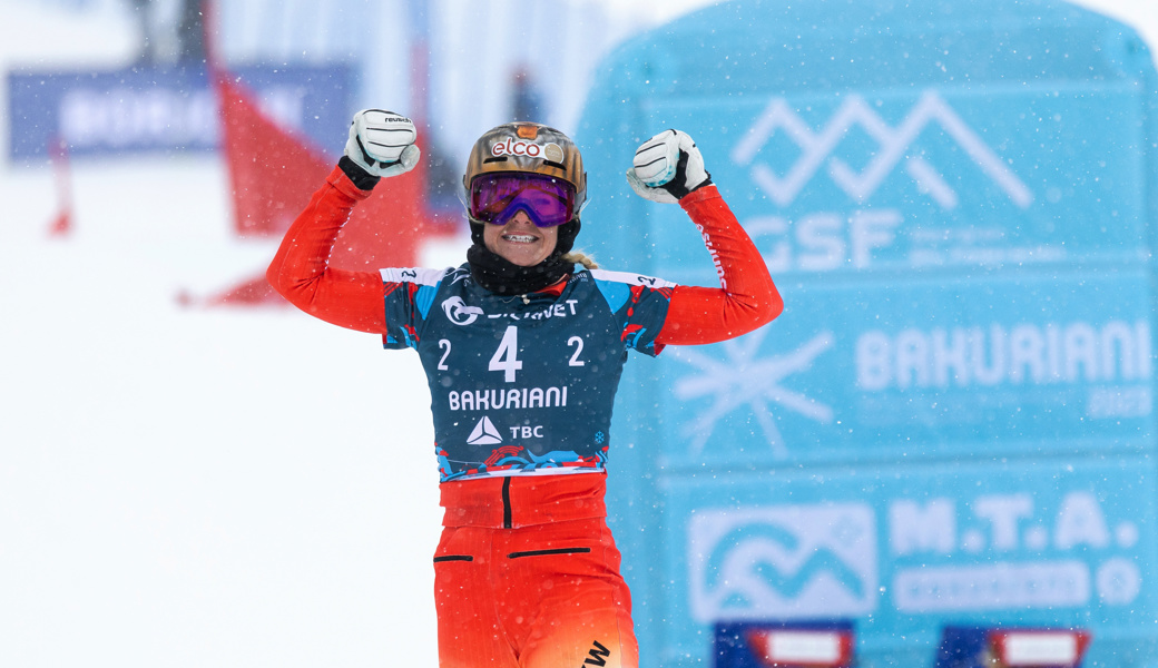 Julie Zogg in Jubelpose an der WM in Bakuriani. Am Samstag könnte der nächste Meilenstein in ihrer Karriere, ihr zweiter Sieg des Gesamtweltcups, folgen.