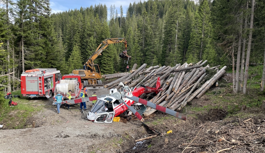 Beim Absetzen eines Baumstamms gab es Probleme: Der Helikopter stürzte ab.