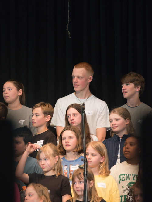  Eine Vielfalt in Personen vorhanden: Die Singenden der Show. 