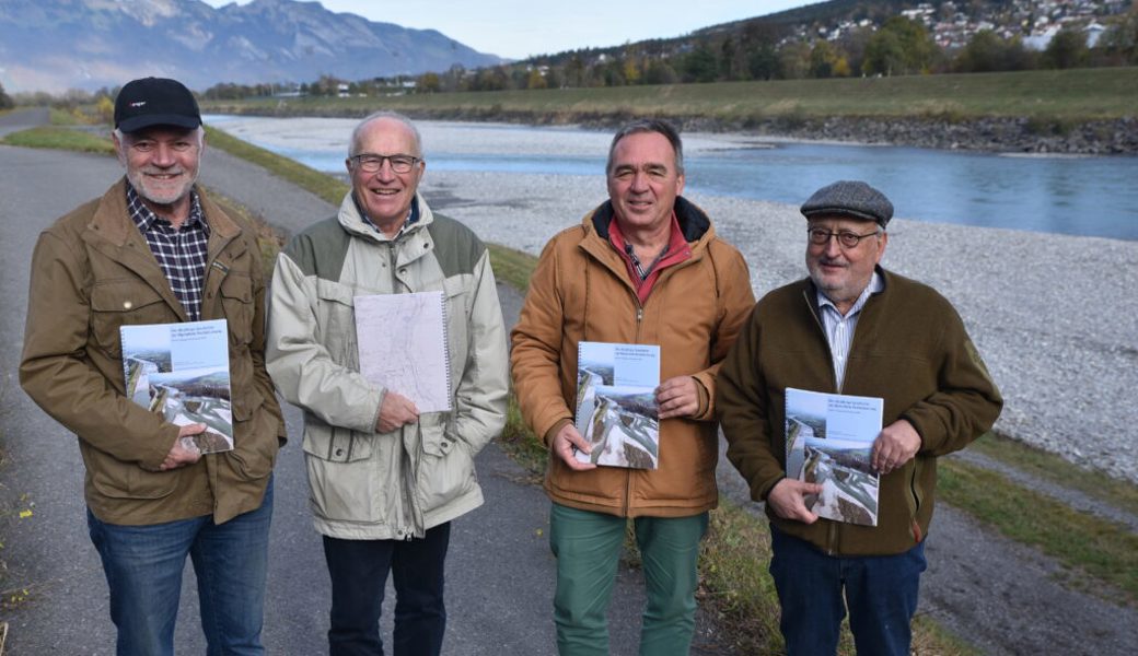  Sie stellten die neue Publikation vor (von links): Die beiden Autoren Mario F. Broggi und Christian Göldi, Andi Götz, Geschäftsführer Werkstatt für Faire Zukunft, und Hans Jakob Reich von der Publikationsreihe «Werdenberger Geschichte|n». 