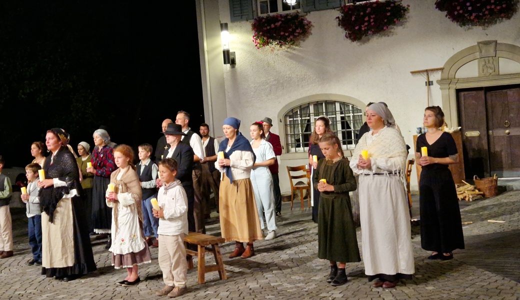 Schauspielerinnen und Schauspieler, Tänzerinnen sowie Sängerinnen und Sänger gestalten ein spektakuläres und berührendes Theaterstück. 