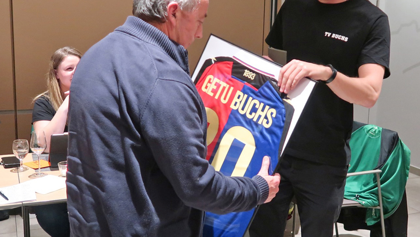 Hans Aeberhard wurde mit einem speziellen Shirt für seine 30-jährige Getuleitertätigkeit gedankt.