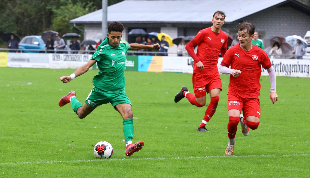 Gian Fabio Wachter vom FC Buchs zieht ab, findet aber in Torhüter Tim Tiado Öhri vom FC Vaduz II seinen Meister. 