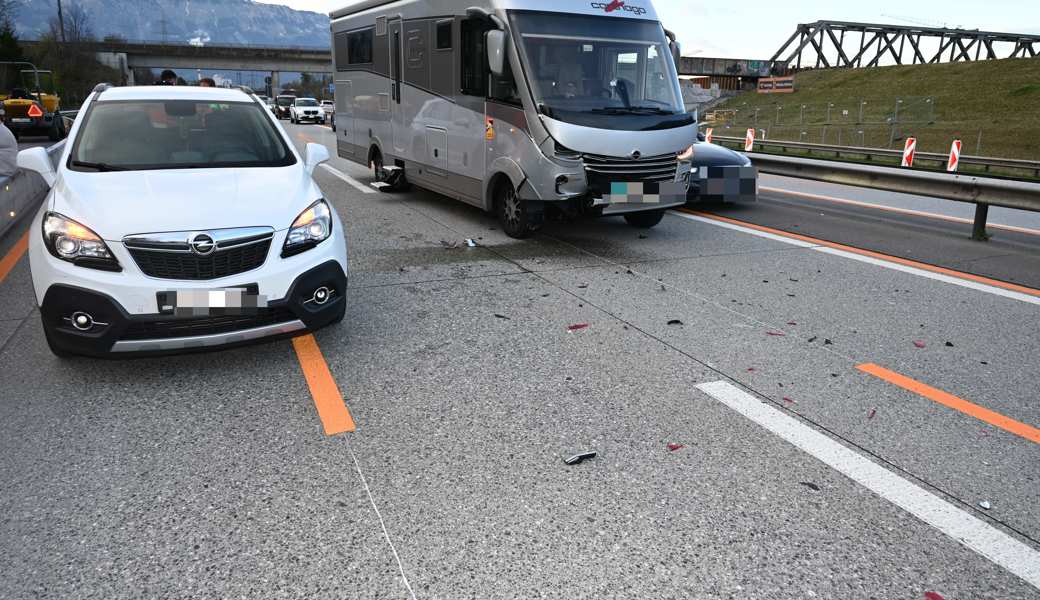 Drei Fahrzeuge beteiligt: Unfall auf der A13.