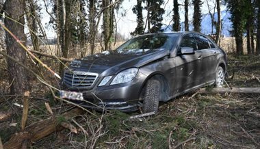 Sperre durchbrochen und in Wald gefahren: Polizei schnappt Mann nach Verfolgungsjagd