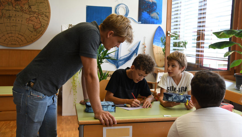  Die Fünftklässler arbeiten am ersten Schultag am Klassenvertrag.