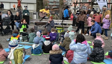 Stimmungsvolles Winterfest mit einem Lichtermeer aus Kerzen