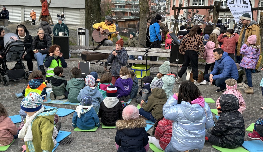 Stimmungsvolles Winterfest mit einem Lichtermeer aus Kerzen