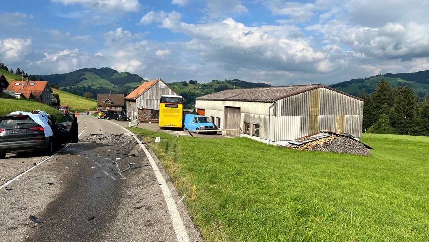 Spuren des schweren Verkehrsunfalls am Ricken.