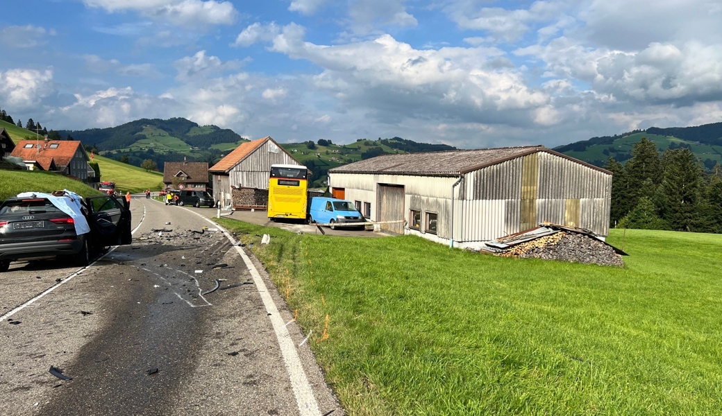 Am Donnerstag kurz vor 16.15 Uhr kam es auf der Rickenstrasse bei Wattwil zu einem schweren Verkehrsunfall.