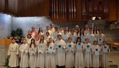 Buchs: die Minis mit Mini-Präses Liliane Loosli, Seelsorger Ottmar Hetzel (Pfarreibeauftragter) und Pfarrer Erich Guntli.