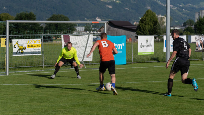  Das Duell Stürmer gegen Torhüter war am Dorfturnier ein Dauerbrenner. 