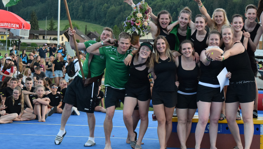 Der TV / DTV Weite freut sich über Platz zwei in der Team Aerobic.