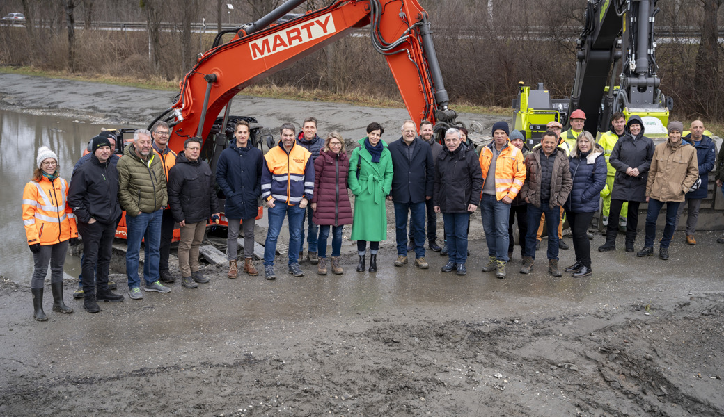 Im Beisein von Regierungsrätin Susanne Hartmann (in grün) besichtigten gegen 50 Projektbeteiligte die Baustelle in Sevelen. 