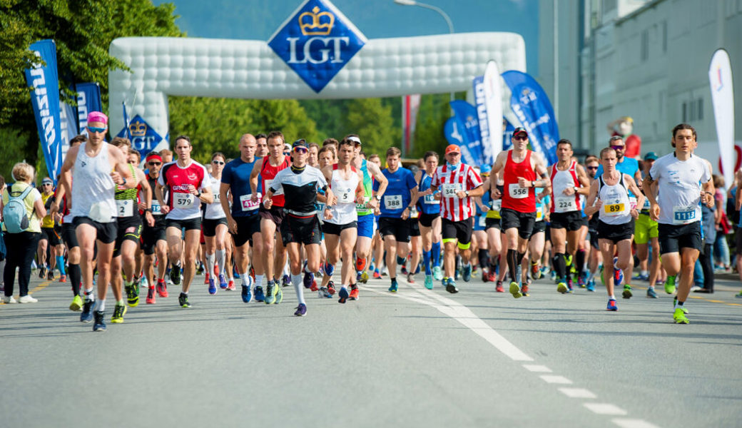  Nach dem Start ist die Strecke noch flach, doch bald steigt sie an: Für die einen endet der LGT Alpin Marathon in Steg, für die anderen in Malbun. 