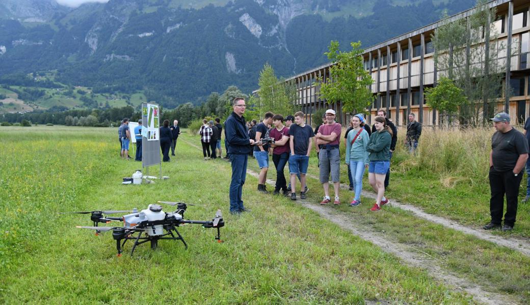 Bernd Robbert demonstrierte, wie man mit Drohnen Blacken bekämpfen kann. 