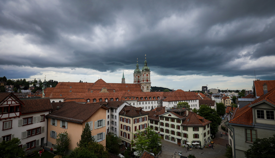 Dunkle Wolken über der Kathedrale symbolisieren: Die katholische Kirche in der Stadt hatte schon lichtvollere Zeiten.