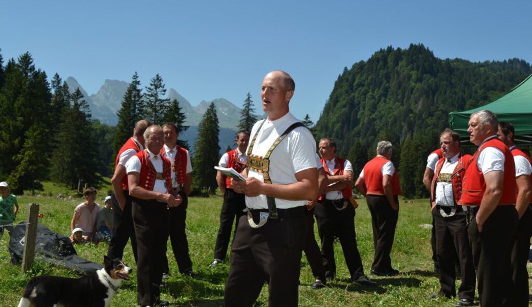  Thomas Bohl, umringt von Sängern des Jodelclubs Säntisgruess, bei der Begrüssung der Gäste. Bilder: Adi Lippuner