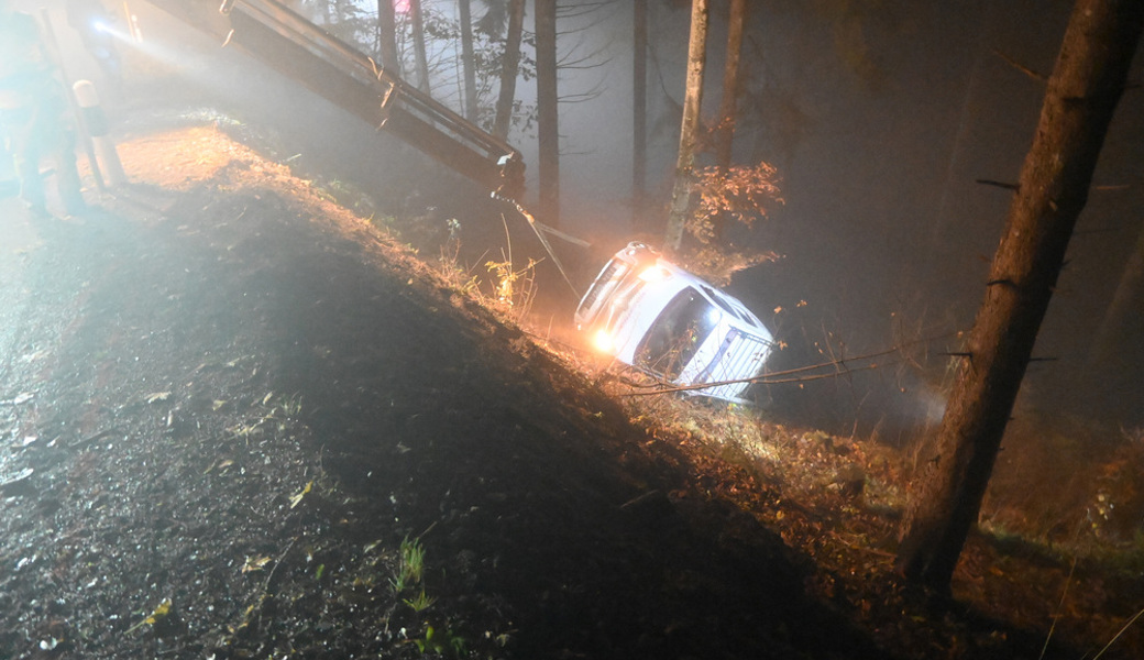 Das Auto musste mit einem Kran geborgen werden.