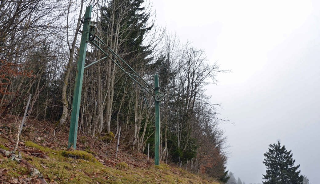 Von der einstigen Anlagen sind nur noch die Bogenstütze der Bergstation (Bild) und das Häuschen der Talstation übrig. Die Überreste verwittern zunehmend.