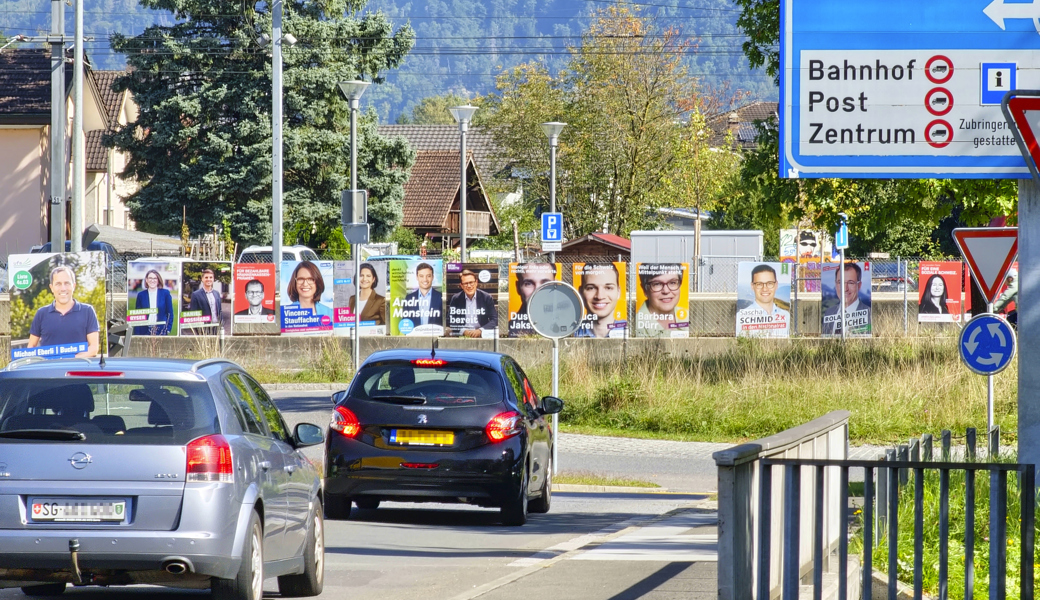 Keines von ihnen dürfte hier stehen oder hängen: Wahlplakate von Kandidierenden fast aller Parteien unmittelbar beim Kreisel beim Bahnhof Buchs.