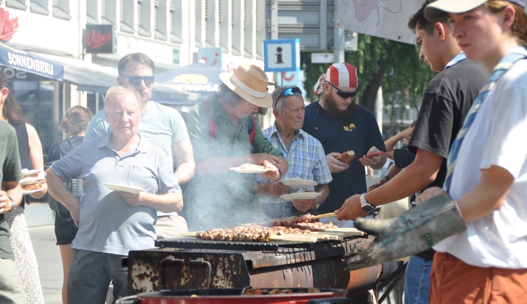 Wenn der Grill in der Bahnhofstrasse qualmt: Das 40. Buchserfest zieht bereits zur Mittagszeit viele Leute an.