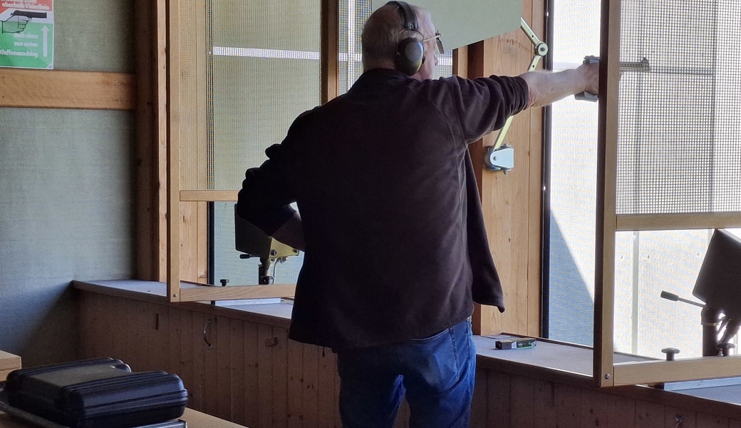 Christoph Winter bester Pistolenschütze zum Auftakt
